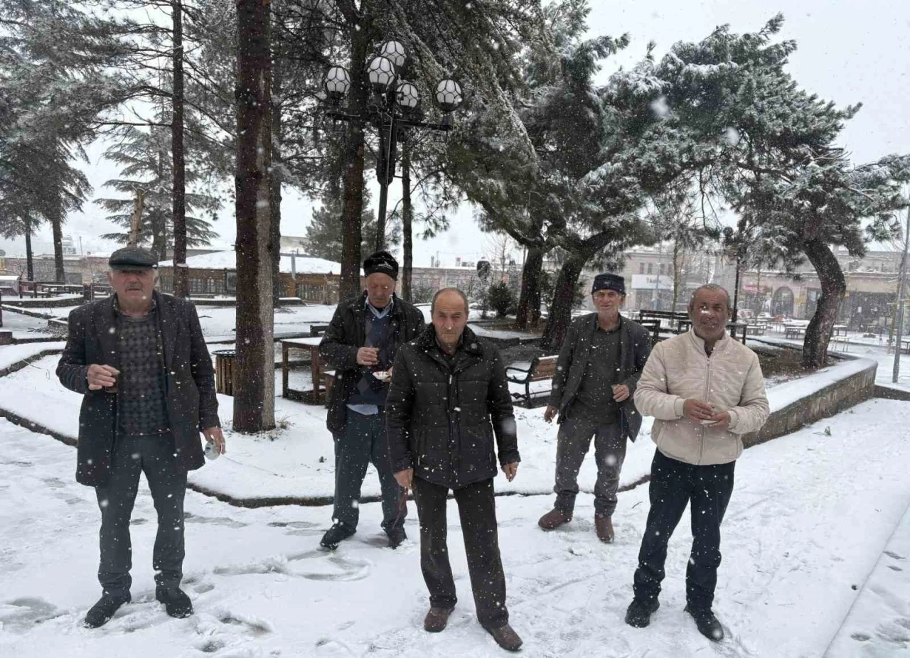 Aksaray&rsquo;ın G&uuml;zelyurt il&ccedil;esinde kar yağışı etkisini s&uuml;rd&uuml;r&uuml;yor
