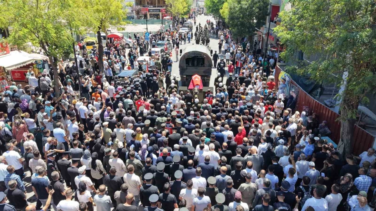 Aksaraylı şehit t&ouml;renle son yolculuğuna uğurlandı
