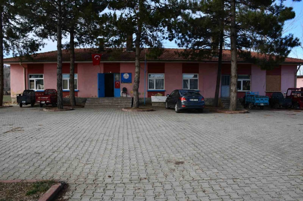 Akşehir&rsquo;de eski ilkokul binası dikiş nakış kursu oldu
