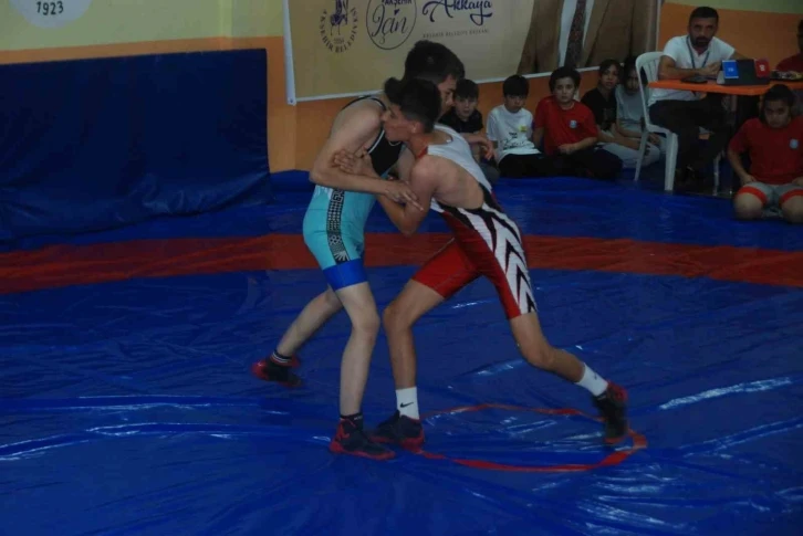 Akşehir&rsquo;de pehlivanlar 100. yıl şerefine g&uuml;reşti
