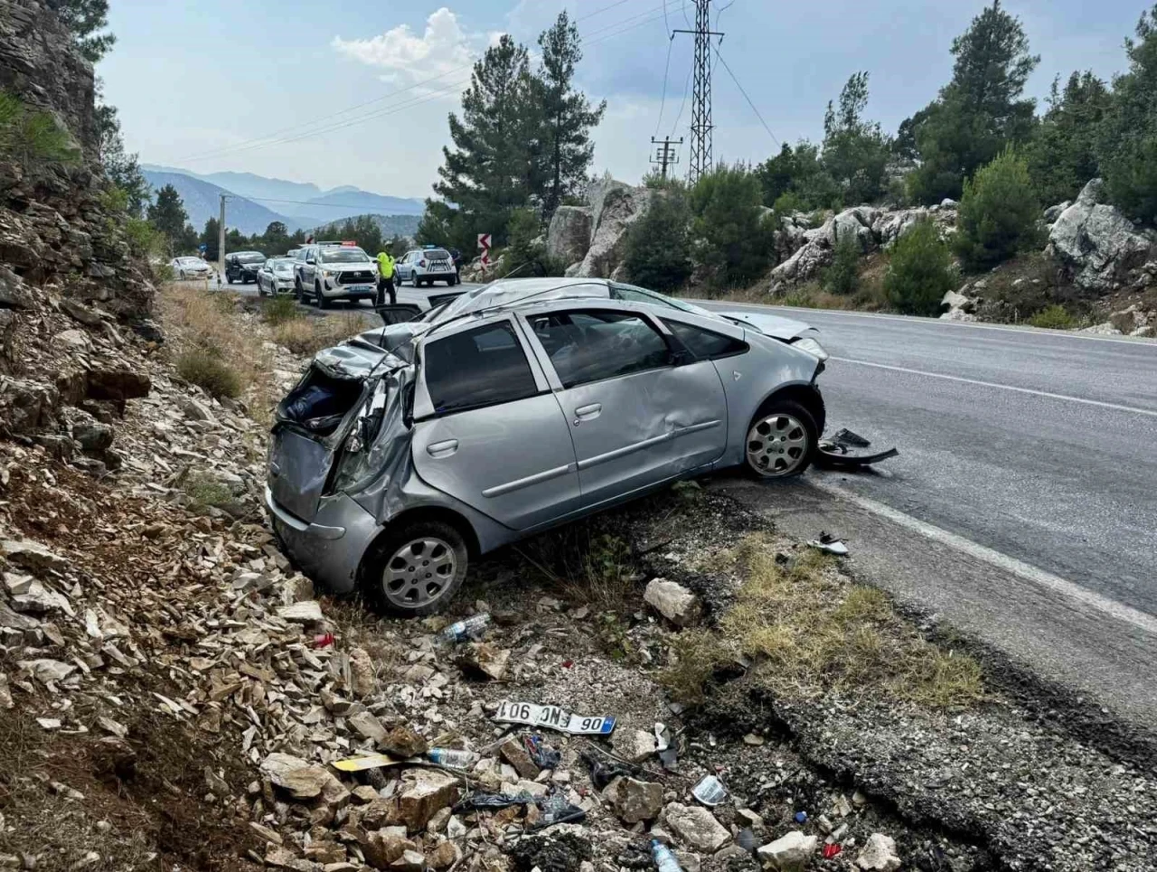 Akseki’de otomobil yoldan çıkıp kayalık alana çarptı: 5 yaralı
