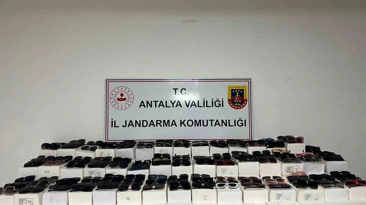 Aksu’da araçta bin 500 adet kaçak güneş gözlüğü çıktı
