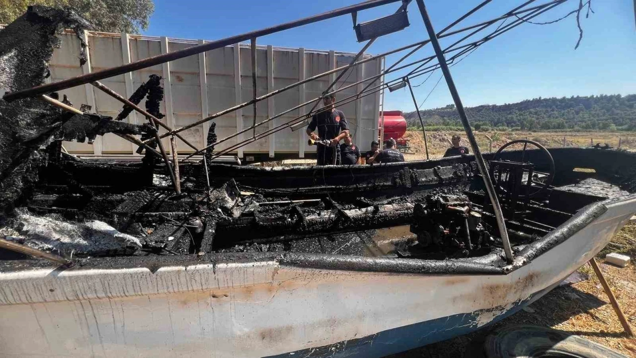 Aksu&rsquo;da karaya &ccedil;ekili teknedeki yangın itfaiye ekiplerince s&ouml;nd&uuml;r&uuml;ld&uuml;
