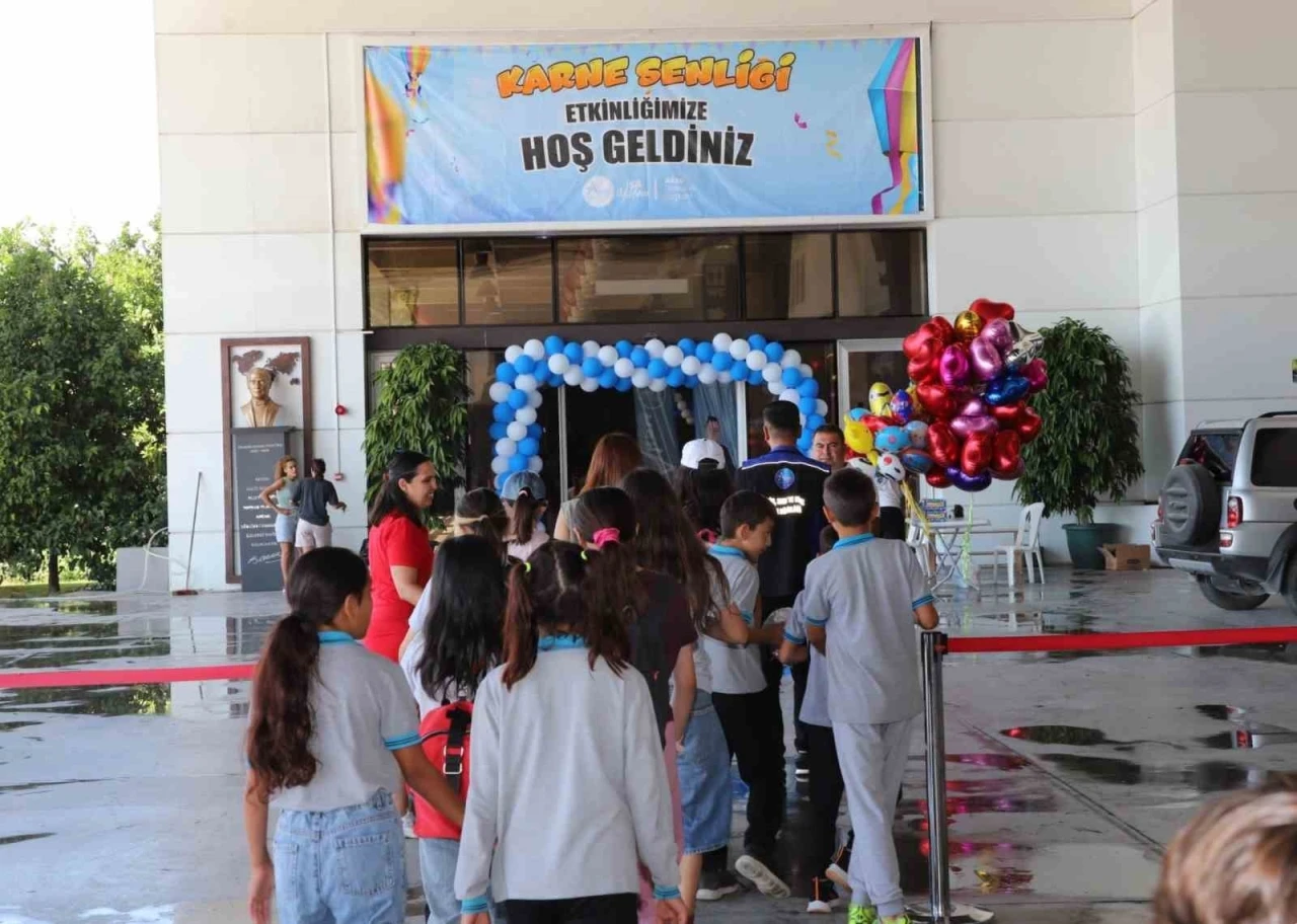 Aksu&rsquo;da karne sevinci şenliğe d&ouml;n&uuml;şt&uuml;
