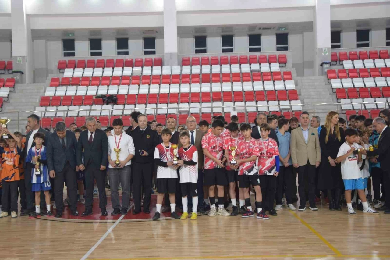 Aksu’da Okul Sporları Futsal Turnuvası sona erdi