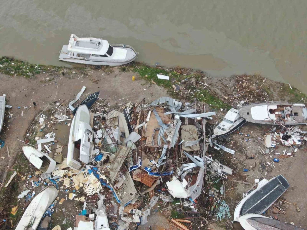 Aksu&rsquo;da sel ve hortum felaketi: Milyonluk tekneler par&ccedil;alandı, 700 d&ouml;n&uuml;m alanda seralar sular altında kaldı
