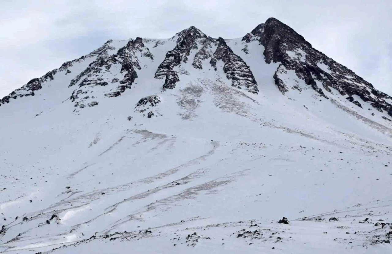Aktif yanardağ olan Hasan Dağı g&ouml;zlem altında
