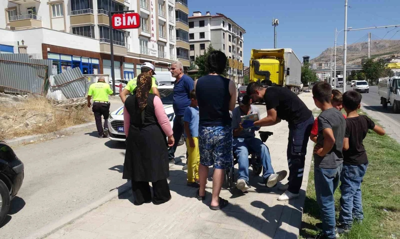 Ak&uuml;l&uuml; sandalyesiyle ters y&ouml;ne giren engelli vatandaşa otomobil &ccedil;arptı
