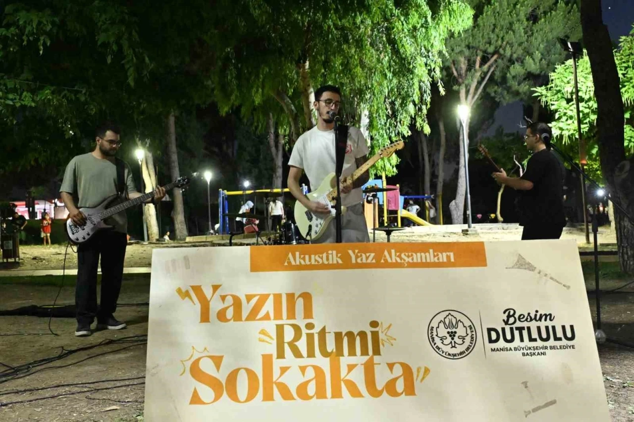 &rsquo;Akustik Yaz Akşamları&rsquo; Manisalılara m&uuml;zik dolu bir hafta sonu yaşattı
