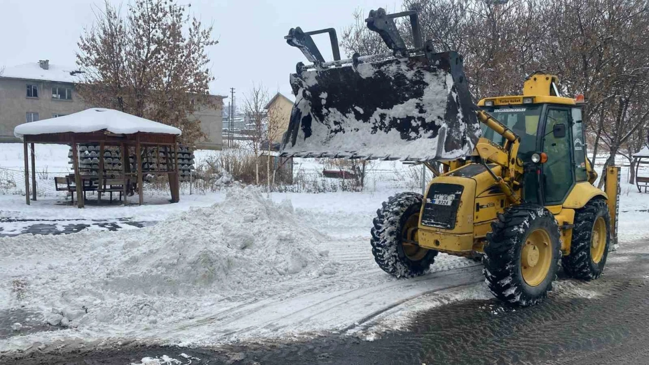 Akyaka Belediyesi karla m&uuml;cadele ekipleri g&ouml;rev başında
