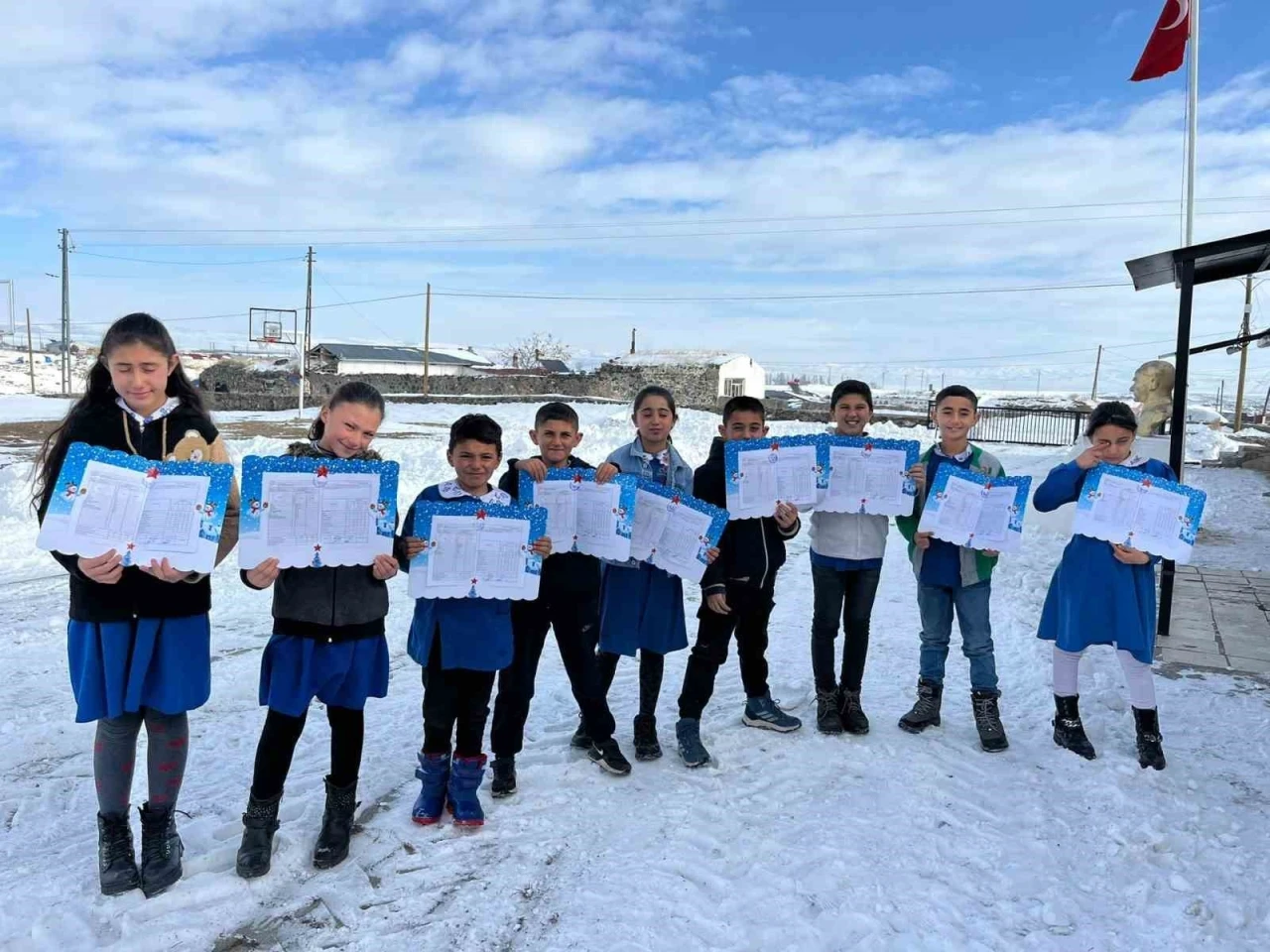 Akyaka&rsquo;da k&ouml;y okulunda &ouml;ğrenciler karnelerini aldı
