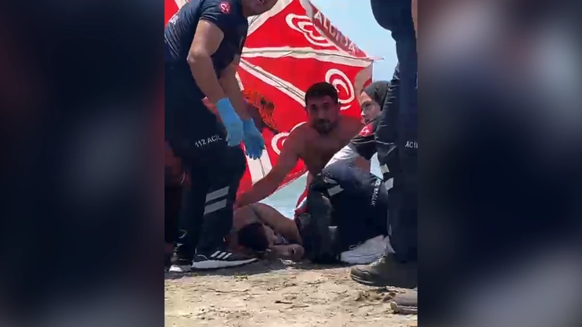 Akyaka Halk Plajı&rsquo;nda baygınlık ge&ccedil;iren kadın son anda kurtarıldı