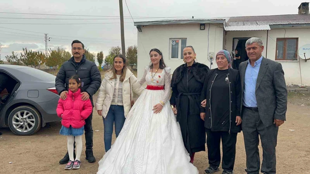 Akyaka Kaymakamı Demirtaş, köy düğününe katıldı
