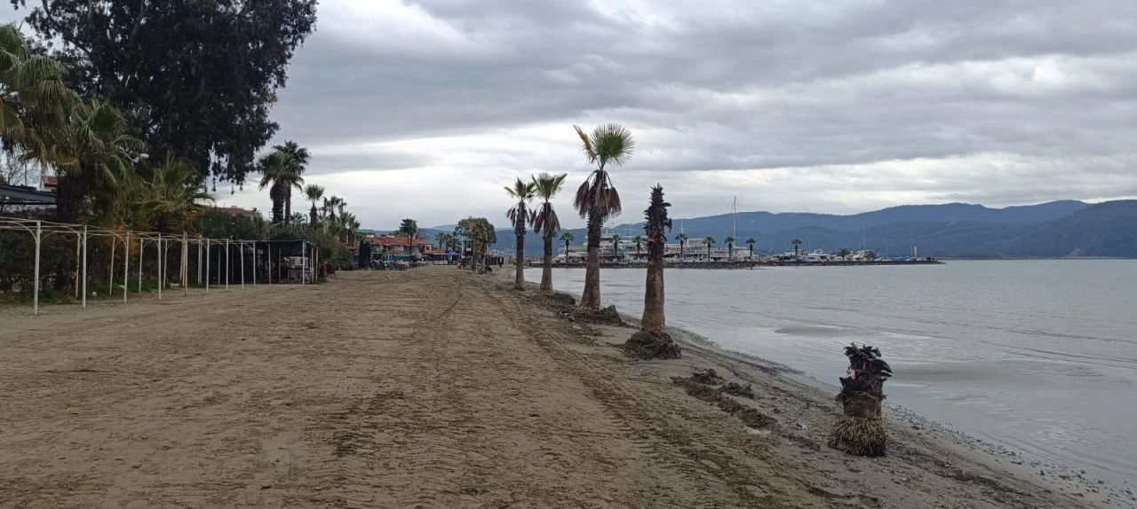 Akyaka sahilinde yağmur sonrası d&uuml;zenleme yapıldı