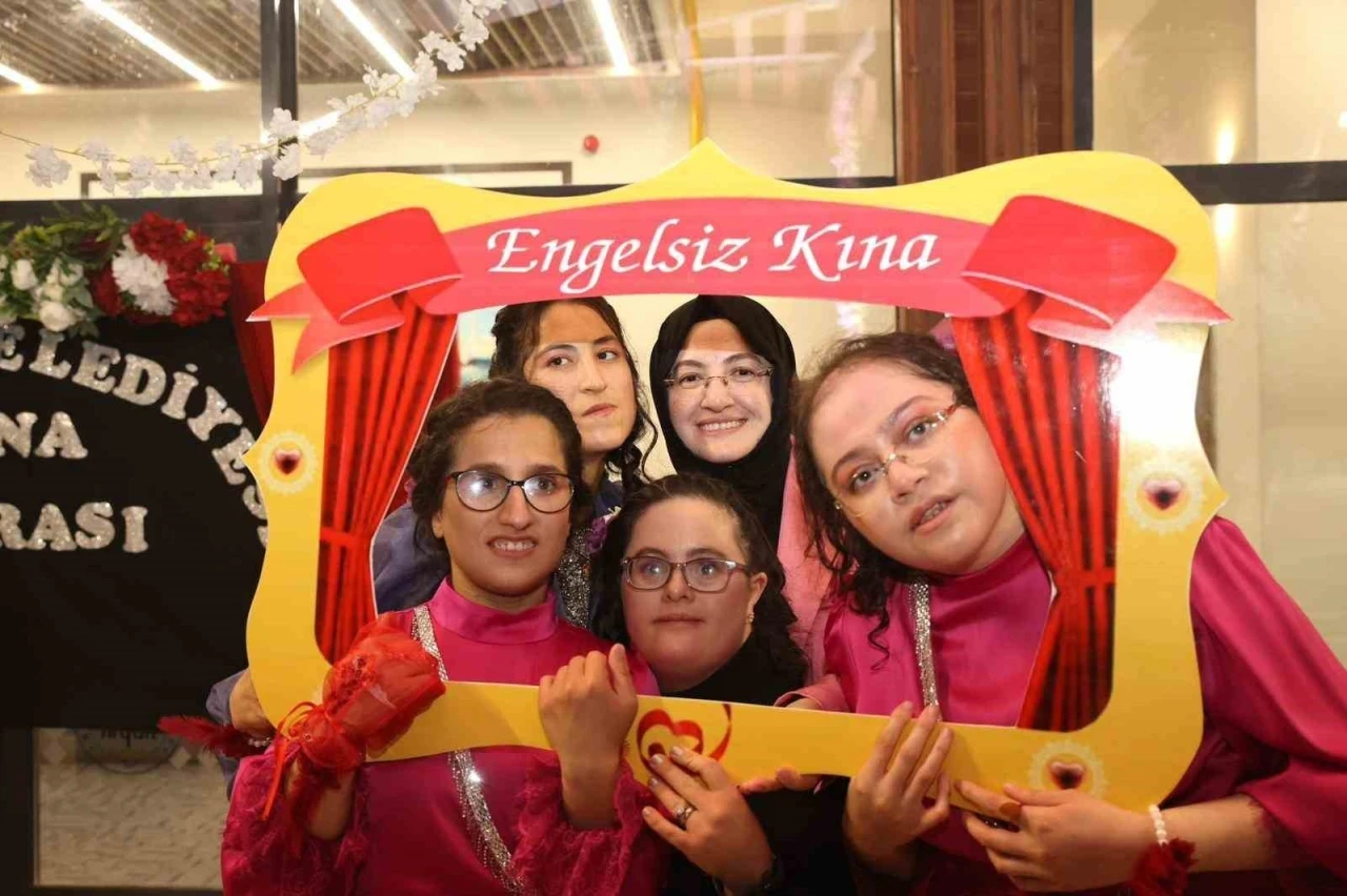 Akyurt Belediyesi Engelsiz Yaşam Merkezinde öğrenim gören kız öğrenciler için özel bir kına gecesi etkinliği düzenlendi
