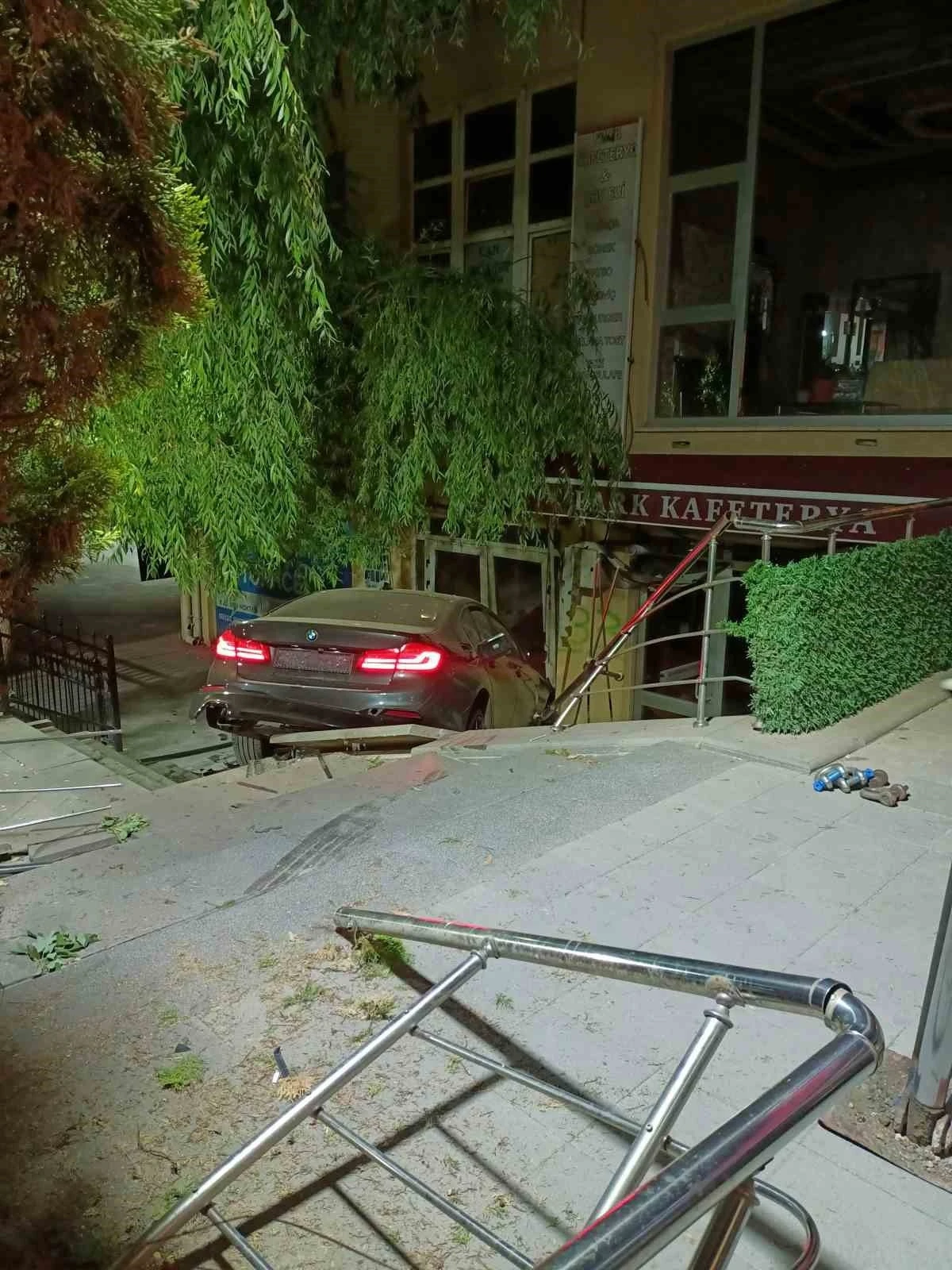 Akyurt Cumhuriyet Meydanı’nda gece saatlerinde korkutan kaza
