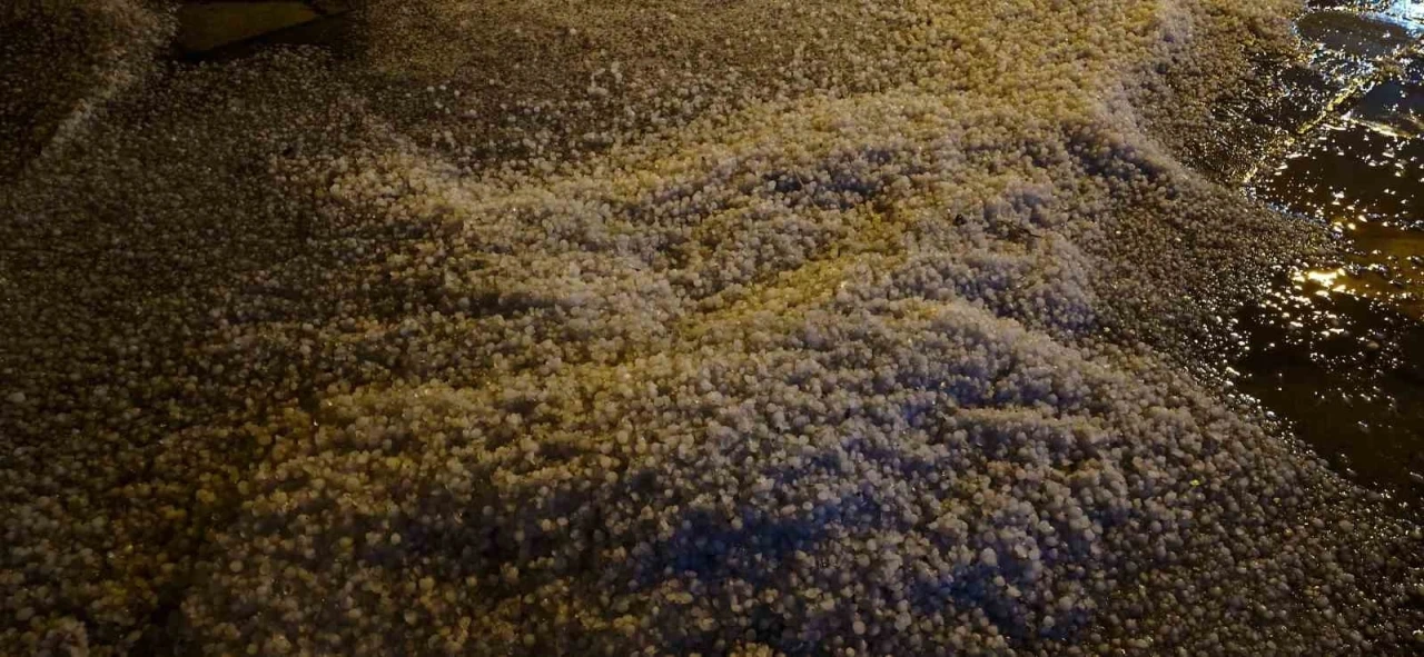 Alaca&rsquo;da sağanak doluya d&ouml;n&uuml;şt&uuml;, cadde ve sokaklar beyaza b&uuml;r&uuml;nd&uuml;
