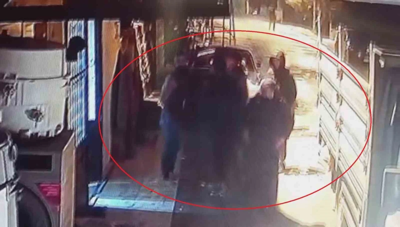 Alacak verecek tartışması, taşlı bı&ccedil;aklı kavgaya d&ouml;n&uuml;şt&uuml;: 1 yaralı
