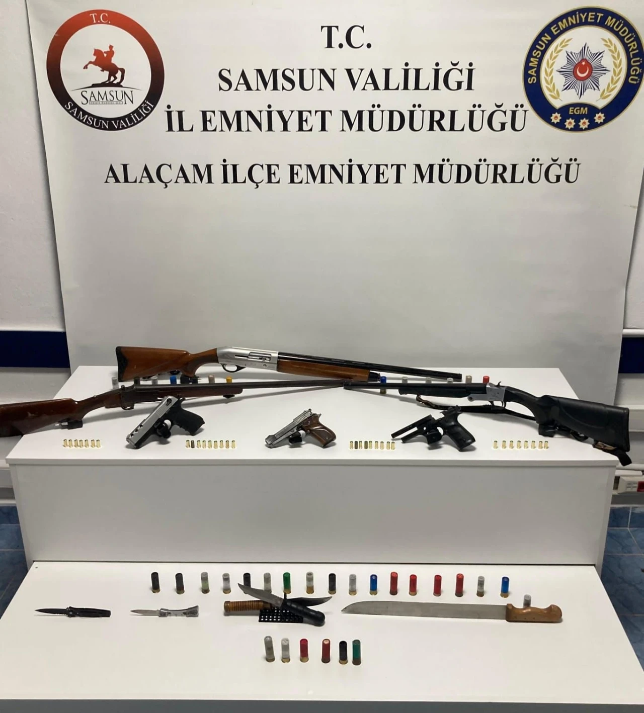 Alaçam’da ruhsatsız silah ve çalıntı motosiklet operasyonu
