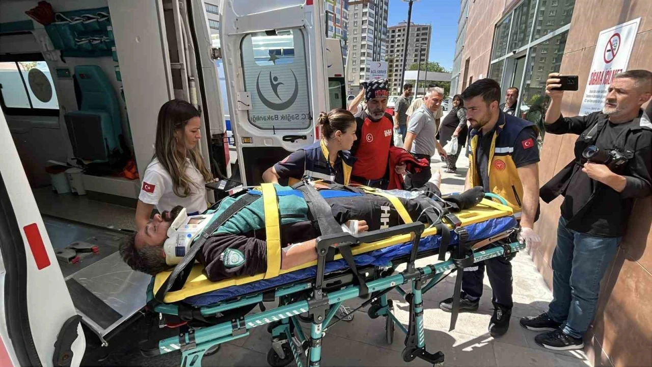 Aladağlar&rsquo;da mahsur kalan dağcı ve eşi helikopterle kurtarıldı
