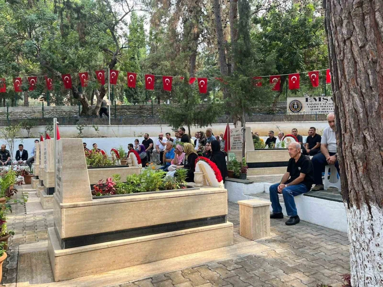 Alanya’da 15 Temmuz’da şehitliğe karanfil bırakıldı
