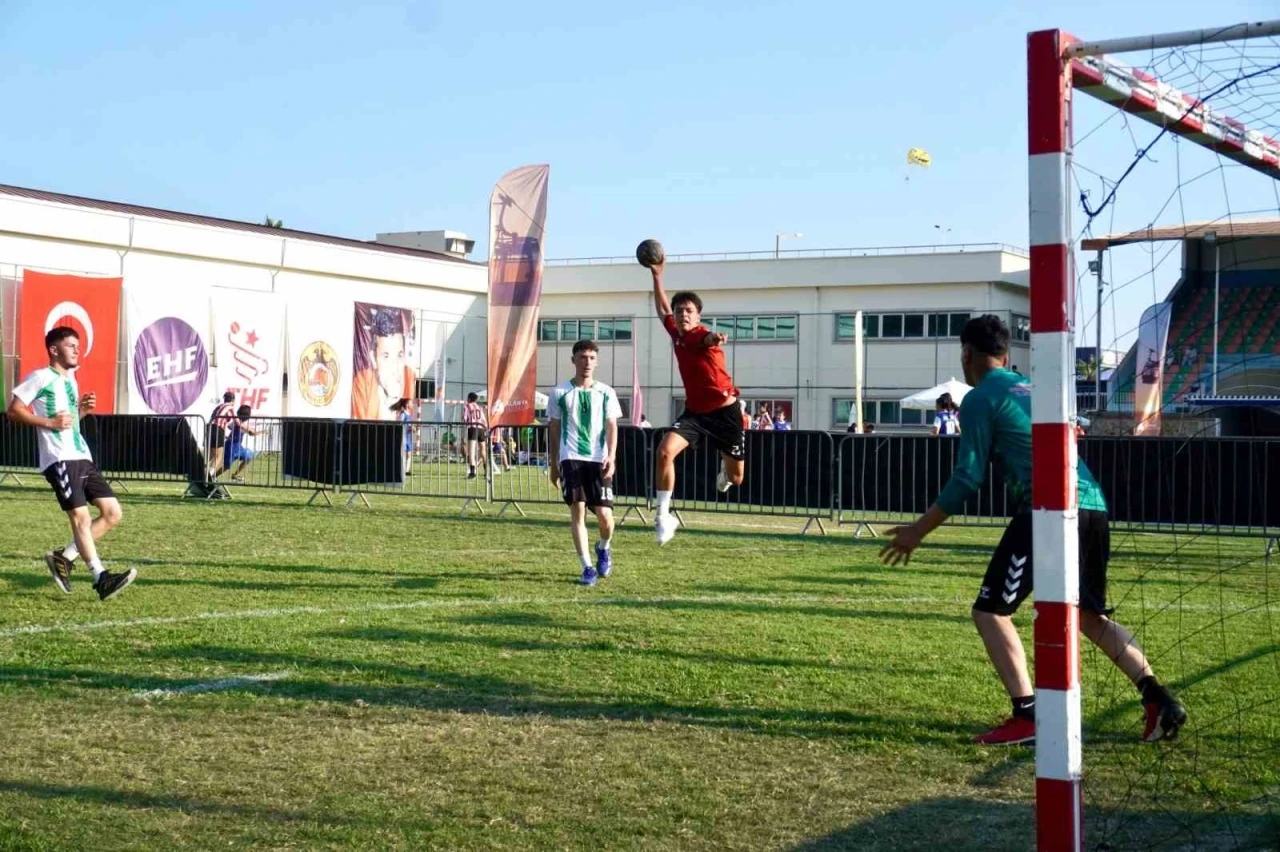 Alanya&rsquo;da 2 bin kişilik hentbol ş&ouml;leni başladı
