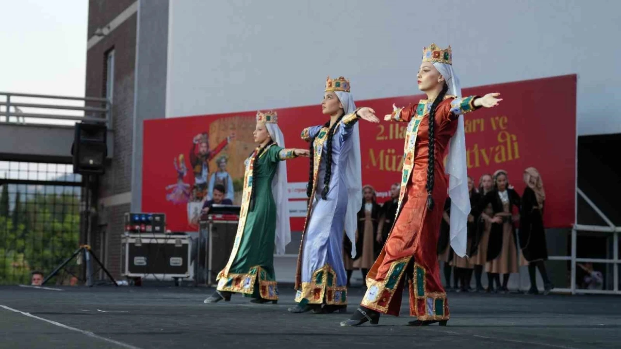 Alanya’da 2’ncisi düzenlenen Uluslararası Halk Dansları ve Müzik Festivali’ne yoğun ilgi
