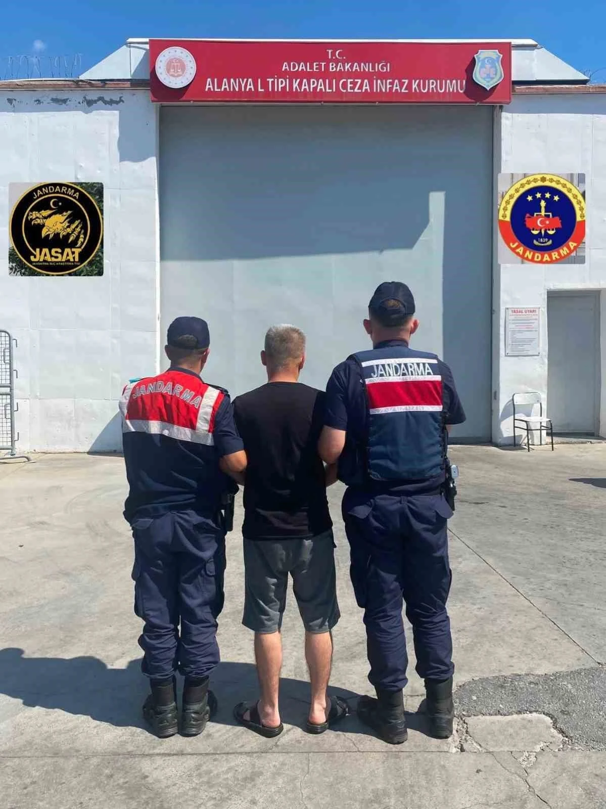 Alanya&rsquo;da 23 yıl hapis cezasıyla aranan h&uuml;k&uuml;ml&uuml; yakalandı
