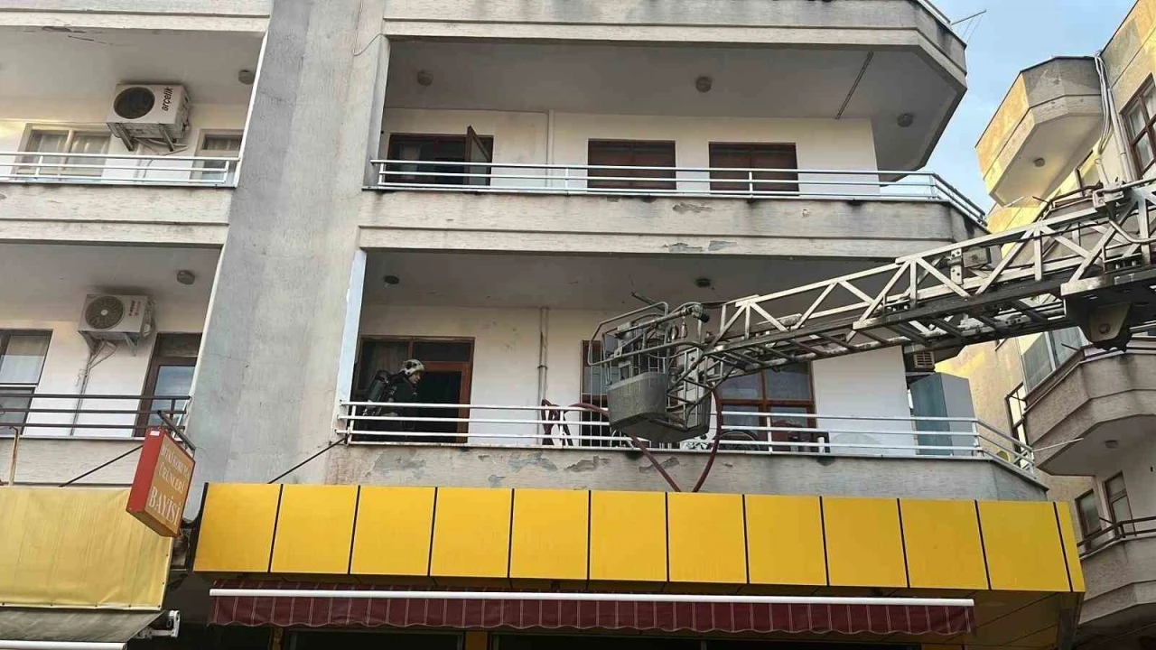 Alanya&rsquo;da 3 katlı binada yangın paniği
