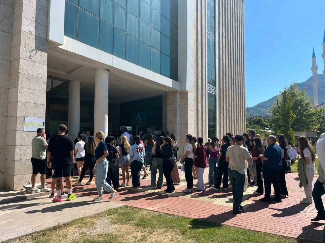 Alanya&rsquo;da 5 bin 994 &ouml;ğrenci AYT heyecanı yaşıyor
