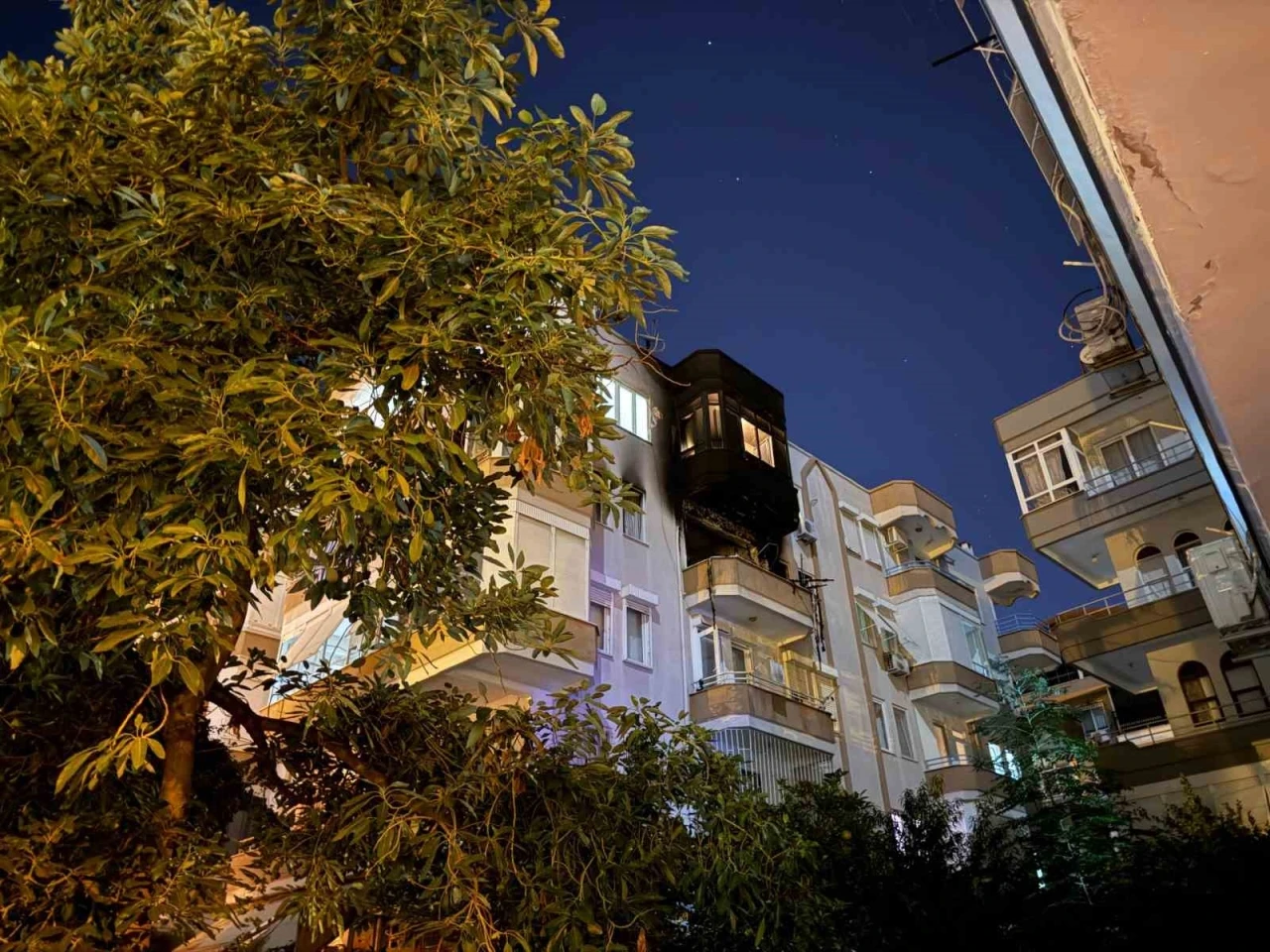 Alanya’da 5 katlı binada yangın: 1 kişi hayatını kaybetti
