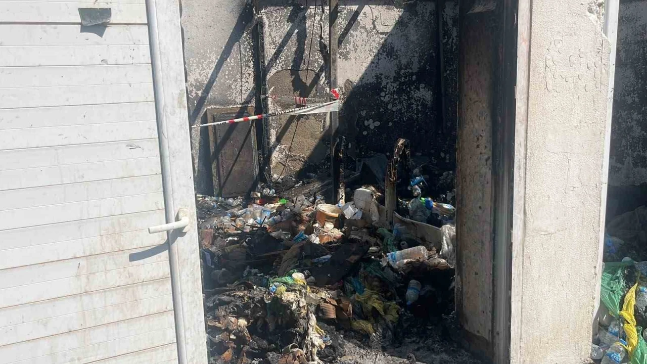 Alanya&rsquo;da 5 yıldızlı otelin geri d&ouml;n&uuml;ş&uuml;m deposundaki yangın korkuttu
