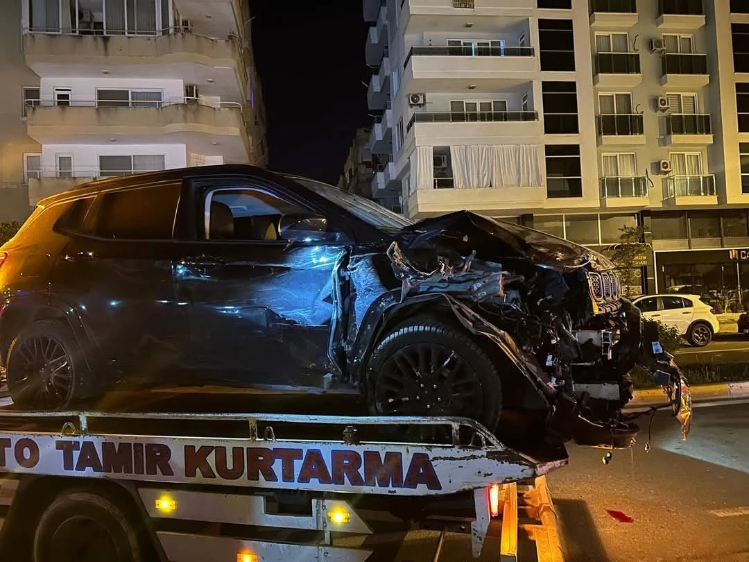 Alanya’da alkollü sürücü park halindeki araçlara çarptı
