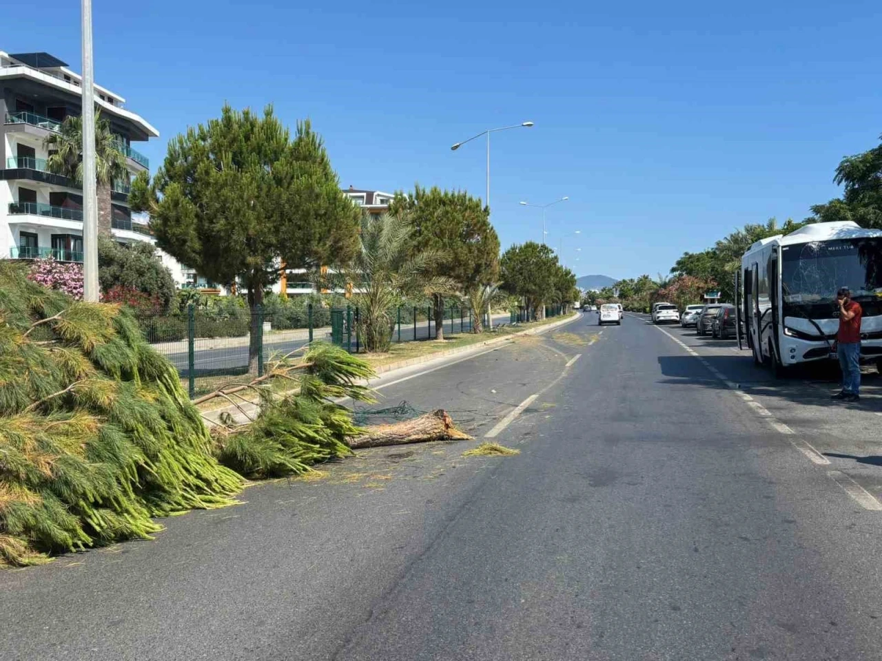 Alanya&rsquo;da alkoll&uuml; s&uuml;r&uuml;c&uuml;n&uuml;n kullandığı midib&uuml;s ref&uuml;j&uuml; aşıp karşı şeride ge&ccedil;ti
