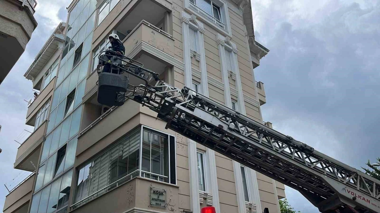 Alanya&rsquo;da apartman dairesinin mutfağında &ccedil;ıkan yangın korkuttu
