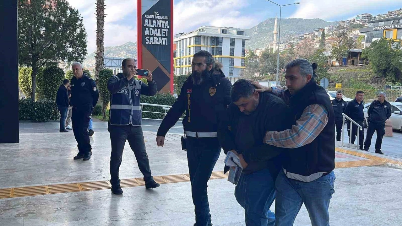 Alanya&rsquo;da bı&ccedil;ak ve zincirlerin kullanıldığı kavgaya 3 tutuklama
