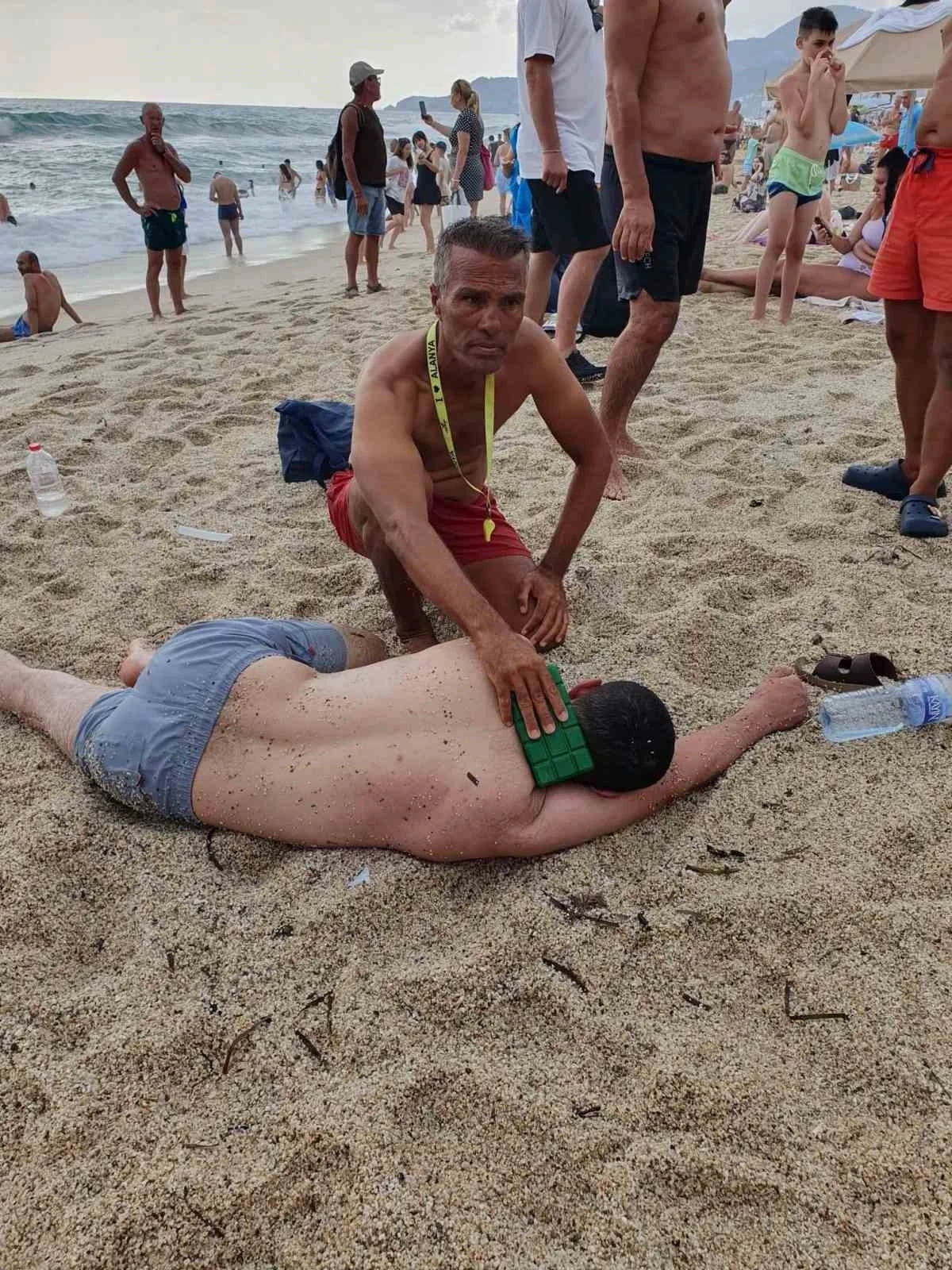 Alanya&rsquo;da boğulma tehlikesi ge&ccedil;iren tatilciyi cankurtaran kurtardı
