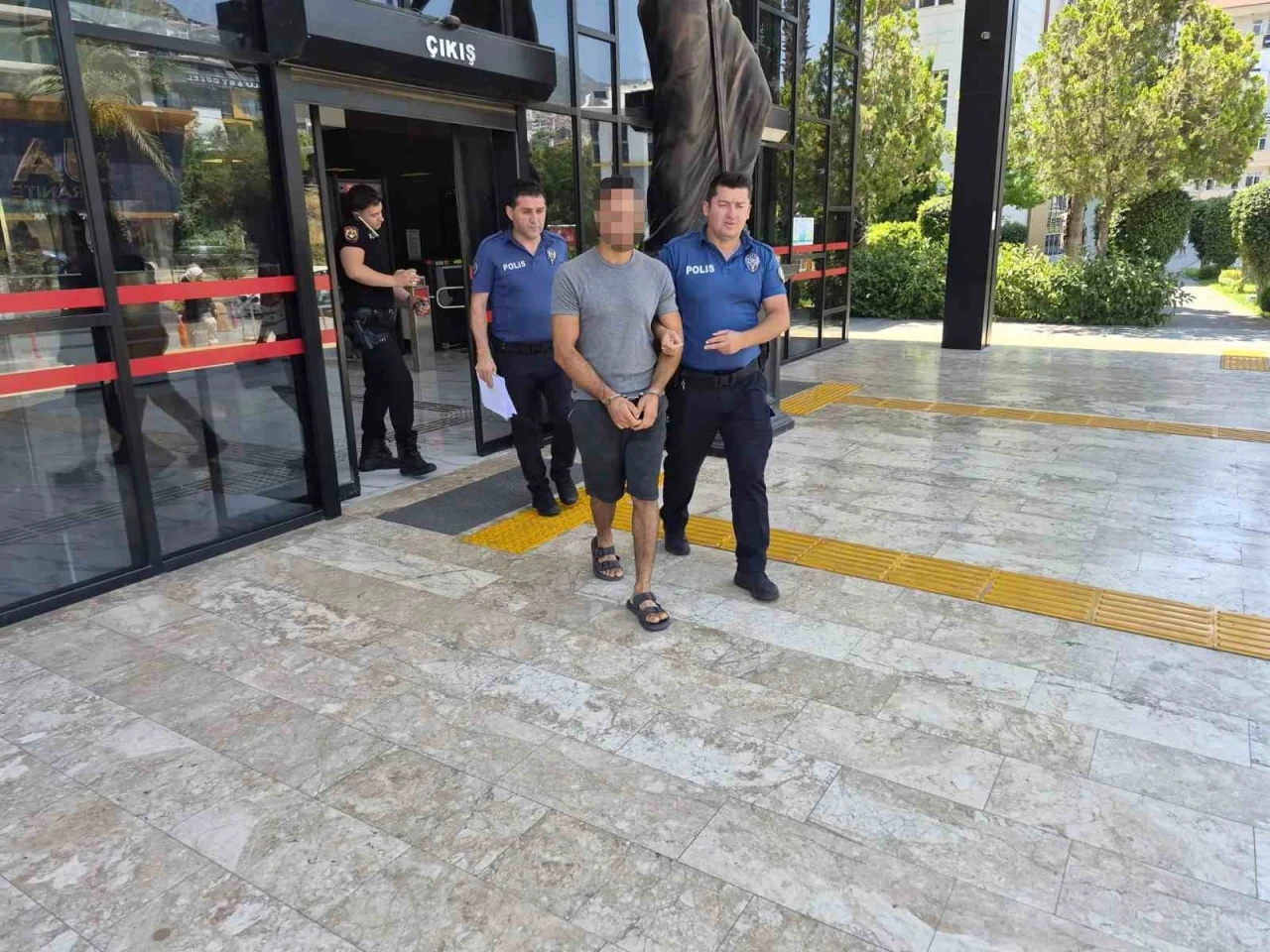 Alanya&rsquo;da cinsel istismar ve telefon hırsızlığı iddiası: 1 ş&uuml;pheli tutuklandı

