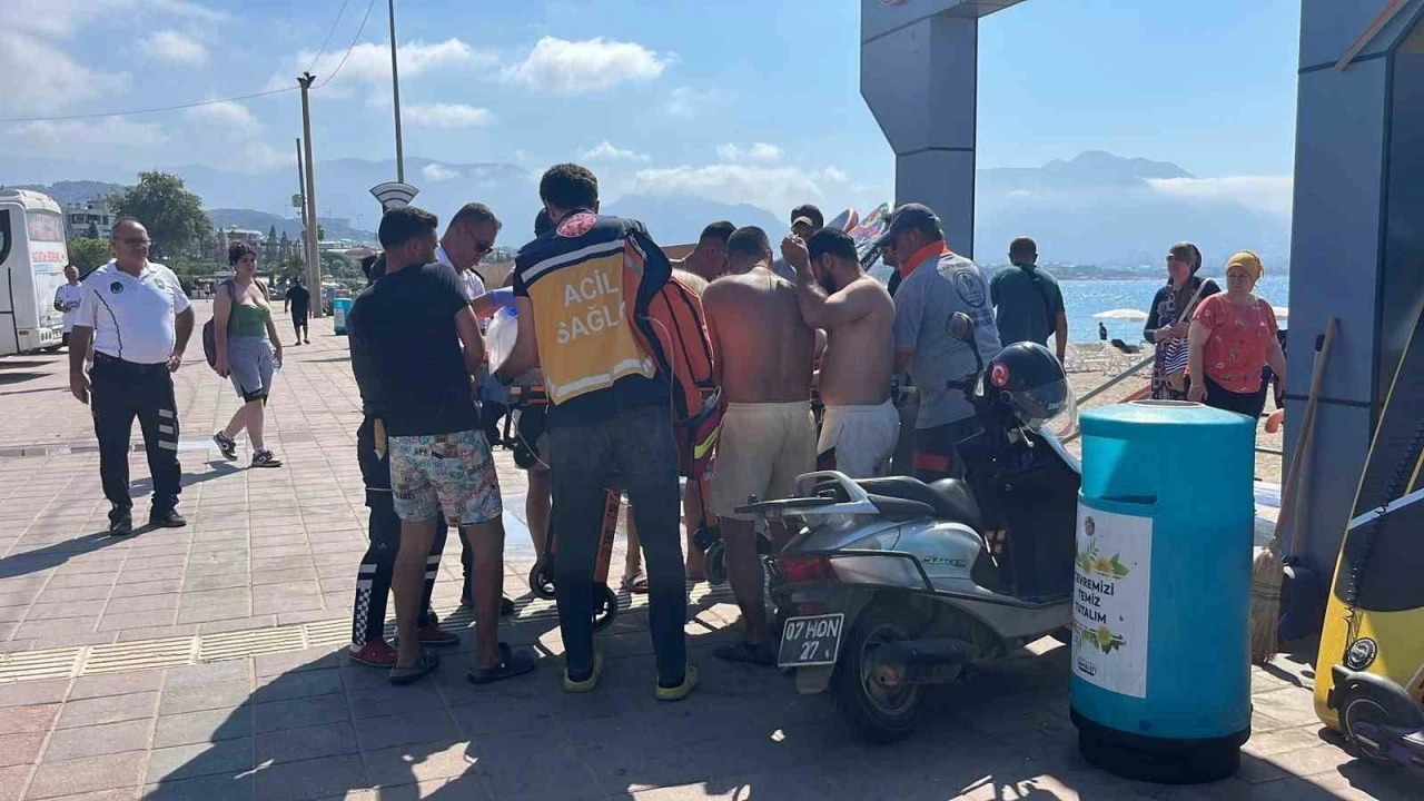 Alanya&rsquo;da denizde boğulma tehlikesi ge&ccedil;iren yaşlı adam hastaneye kaldırıldı
