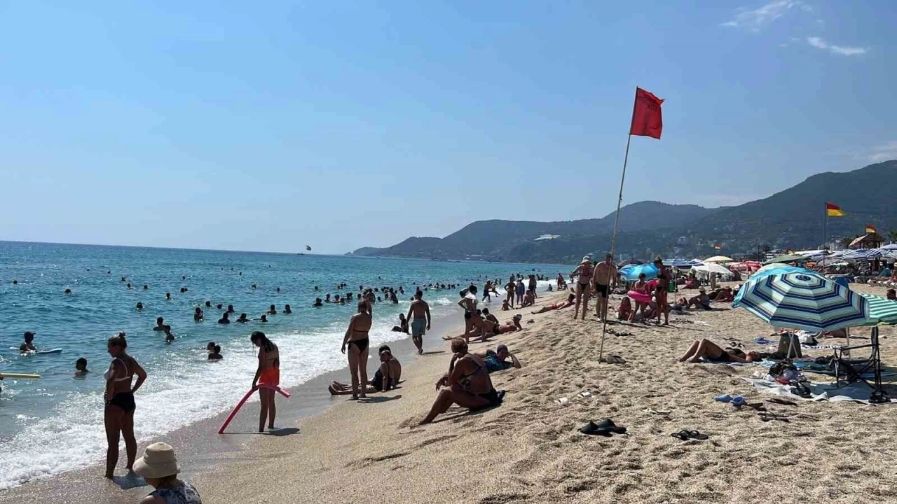 Alanya&rsquo;da hava 32, deniz 26 dereceyi g&ouml;rd&uuml;, turistler sahillere akın etti
