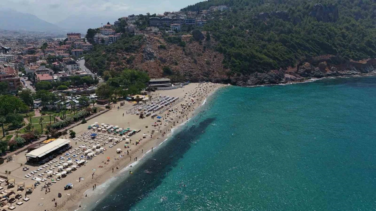 Alanya&rsquo;da hava 33, deniz 29 dereceyi g&ouml;rd&uuml;, turistler denize koştu
