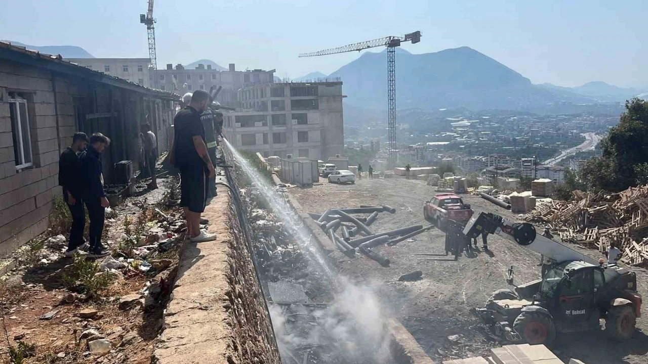 Alanya&rsquo;da inşaat boruları alev aldı, yangın yatakhaneye sı&ccedil;radı
