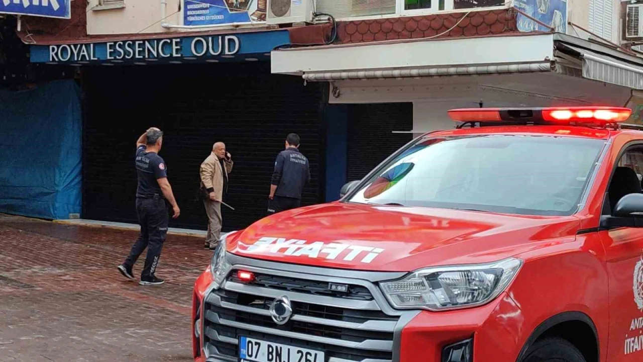 Alanya&rsquo;da iş yerinden &ccedil;ıkan dumanlar itfaiyeyi alarma ge&ccedil;irdi
