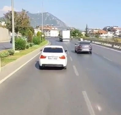 Alanya&rsquo;da itfaiyeye yol vermeyen s&uuml;r&uuml;c&uuml; cep telefonu kamerasında
