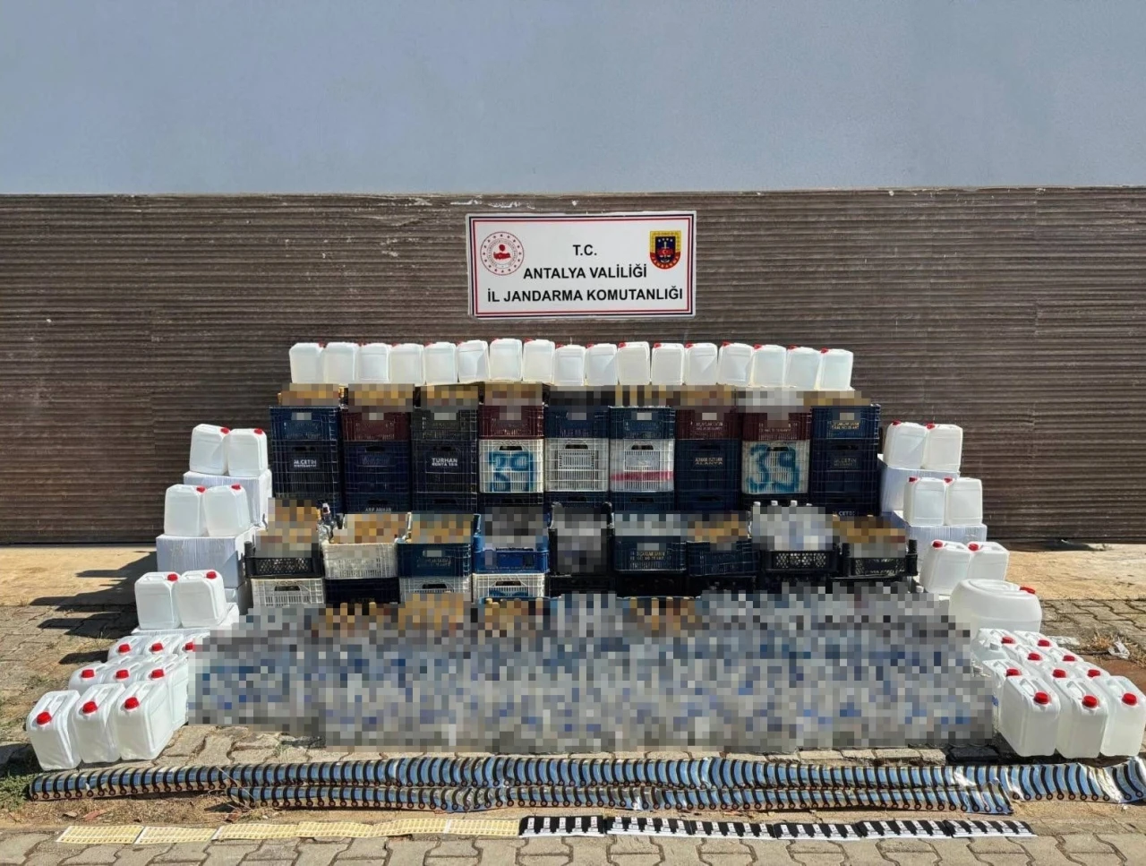 Alanya&rsquo;da ka&ccedil;ak alkol operasyonu: Bin litre ka&ccedil;ak alkol ele ge&ccedil;irildi
