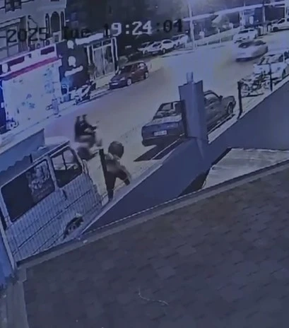 Alanya’da kaldırımdan geçen kadına yumruk ve bıçaklı saldırı güvenlik kamerasında
