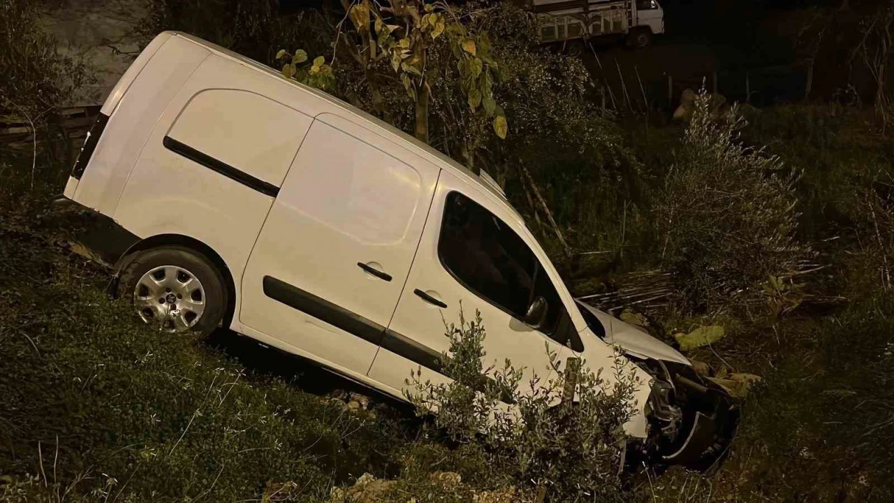 Alanya&rsquo;da kamyonet şarampole yuvarlandı: 1 yaralı
