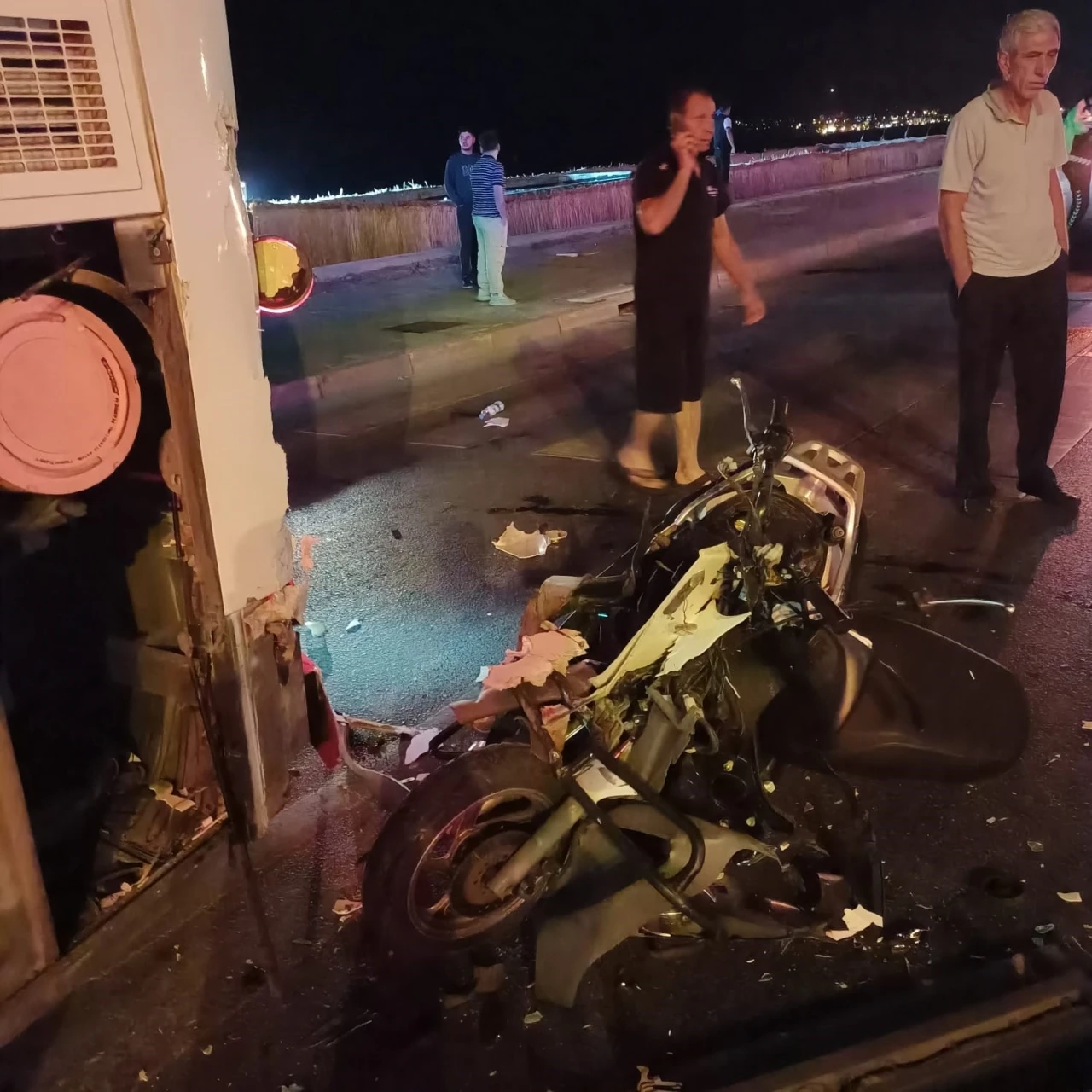 Alanya’da kırmızı ışıkta bekleyen otobüse çarpan motosikletin sürücüsü hayatını kaybetti
