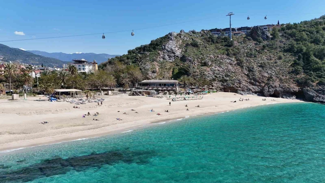 Alanya&rsquo;da mart ayı ortasında yaz g&ouml;r&uuml;nt&uuml;leri: Hava sıcaklığı 20 dereceye &ccedil;ıkınca deniz ve g&uuml;neşin tadını &ccedil;ıkardılar
