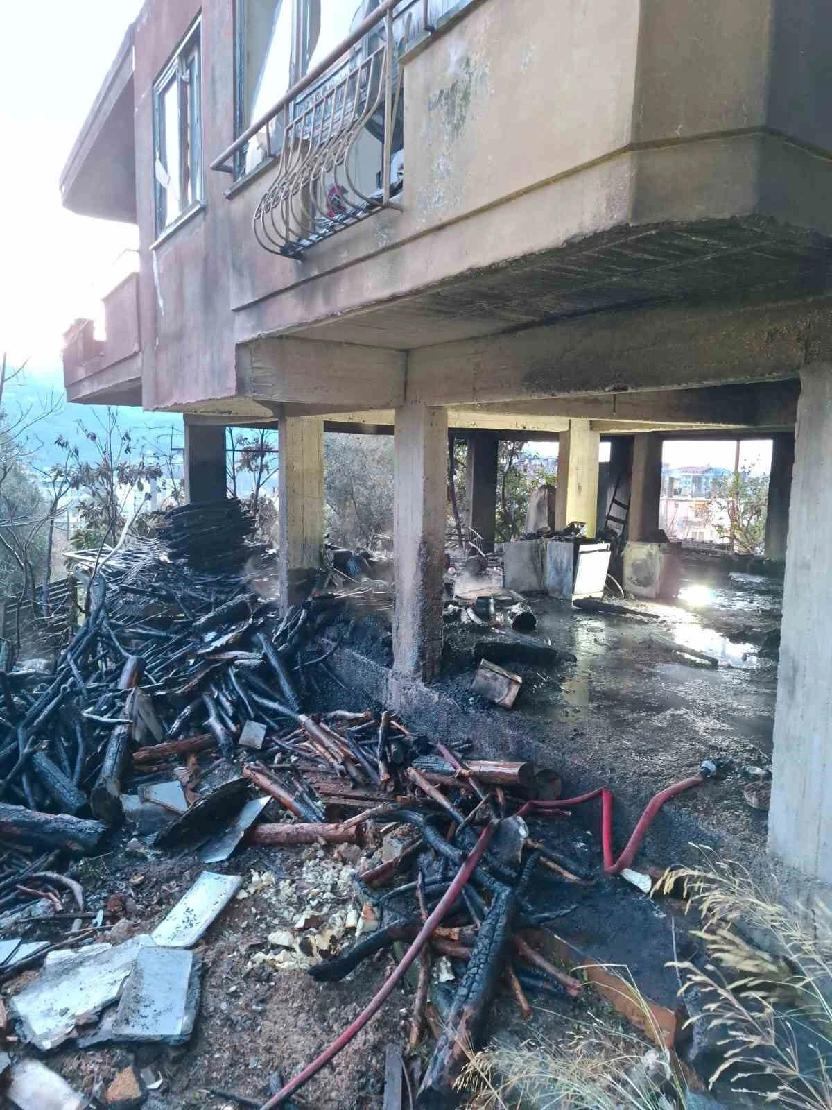Alanya&rsquo;da m&uuml;stakil evin odunluğunda &ccedil;ıkan yangını itfaiye s&ouml;nd&uuml;rd&uuml;
